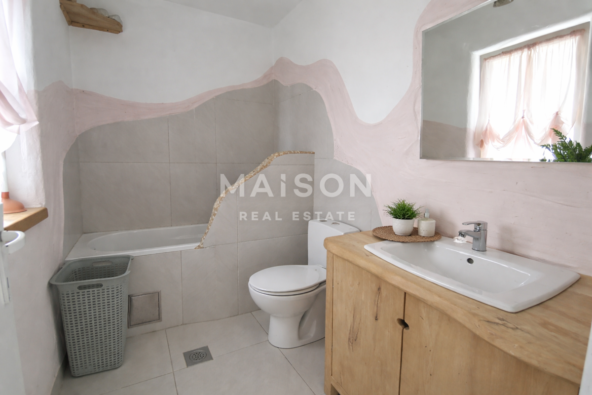 Casa indipendente su 900 m² con potenziale