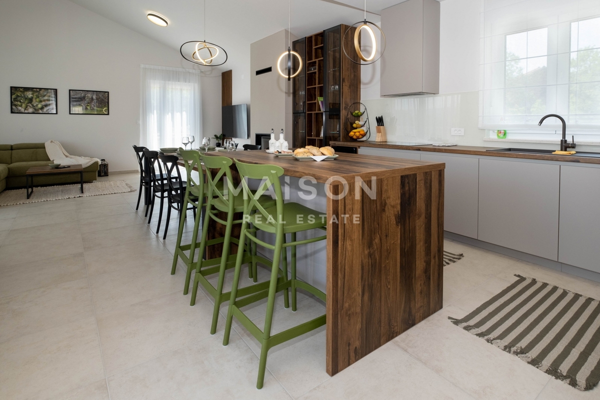Splendida villa moderna in una posizione tranquilla vicino alla città di Krk