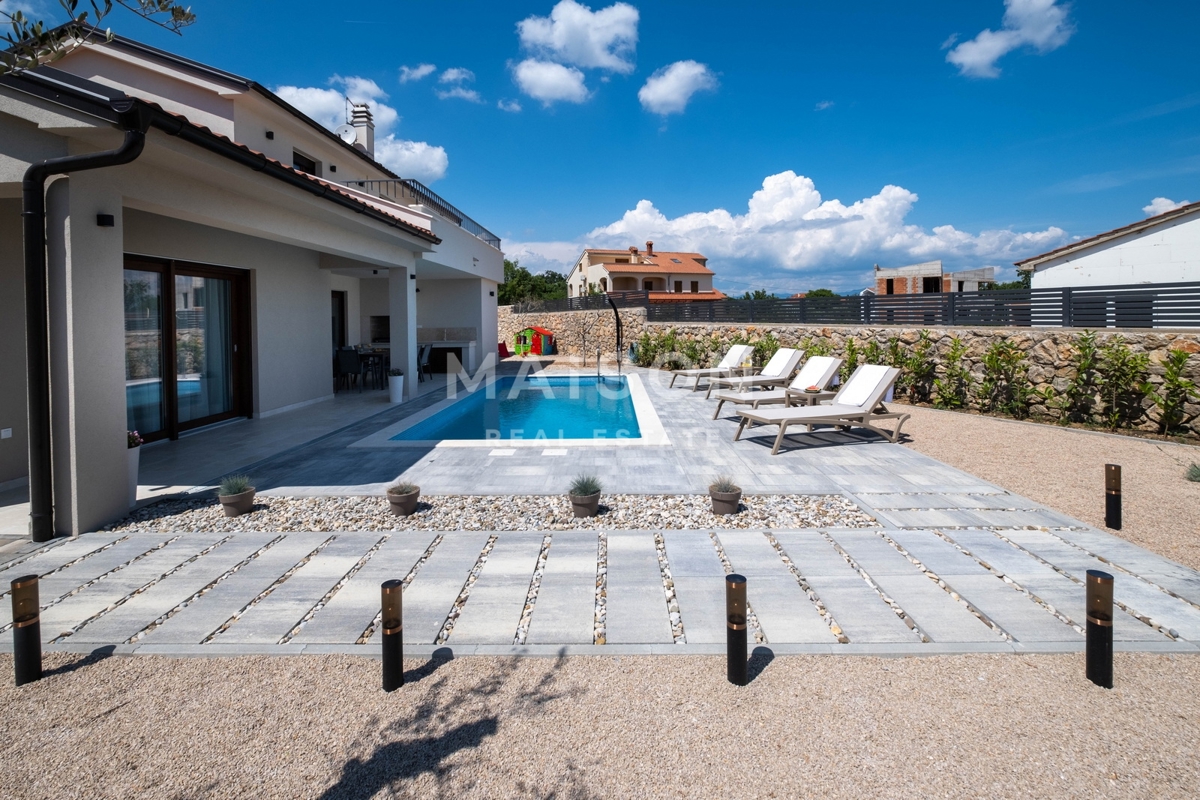 Splendida villa moderna in una posizione tranquilla vicino alla città di Krk