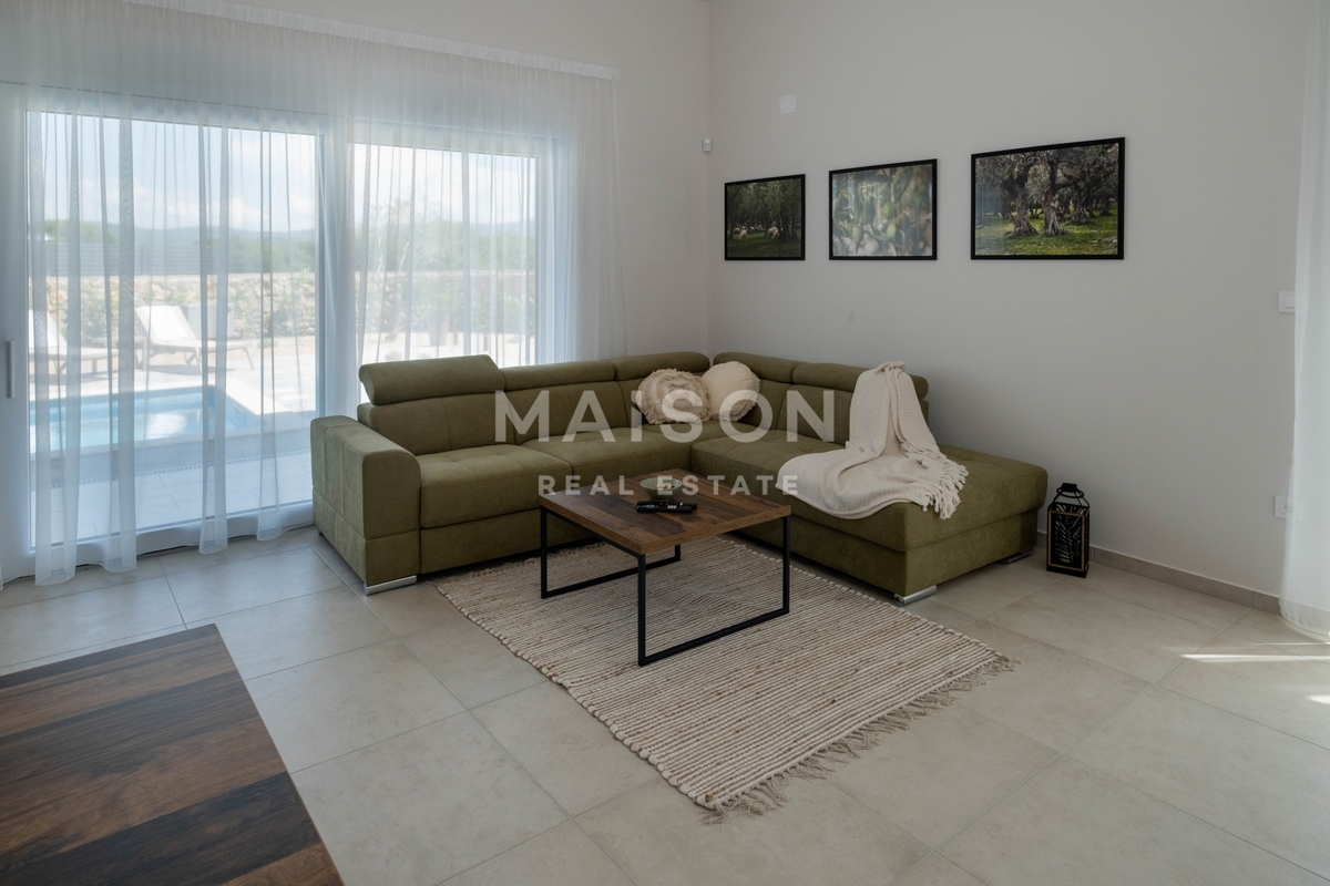 Splendida villa moderna in una posizione tranquilla vicino alla città di Krk