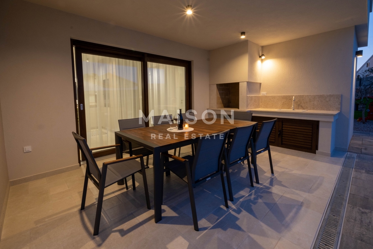 Splendida villa moderna in una posizione tranquilla vicino alla città di Krk