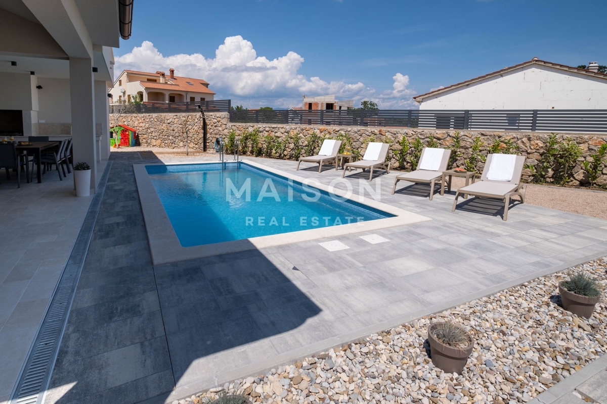Splendida villa moderna in una posizione tranquilla vicino alla città di Krk