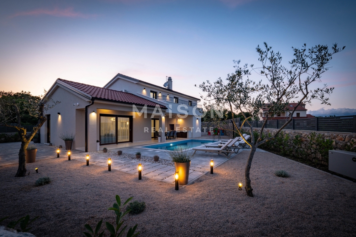 Splendida villa moderna in una posizione tranquilla vicino alla città di Krk