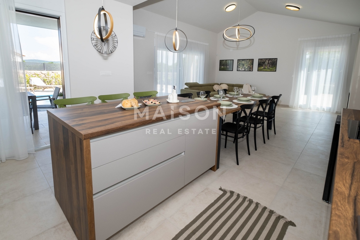 Splendida villa moderna in una posizione tranquilla vicino alla città di Krk