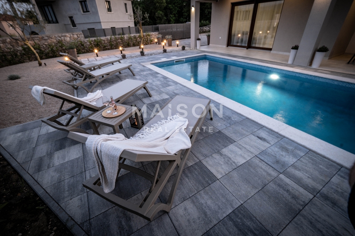 Splendida villa moderna in una posizione tranquilla vicino alla città di Krk
