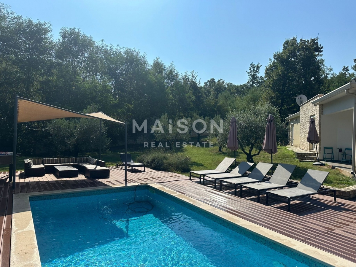 Casa con Piscina nei Dintorni di Albona su un Ampio Terreno