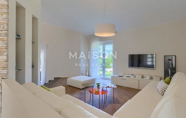 Casa con Piscina nei Dintorni di Albona su un Ampio Terreno