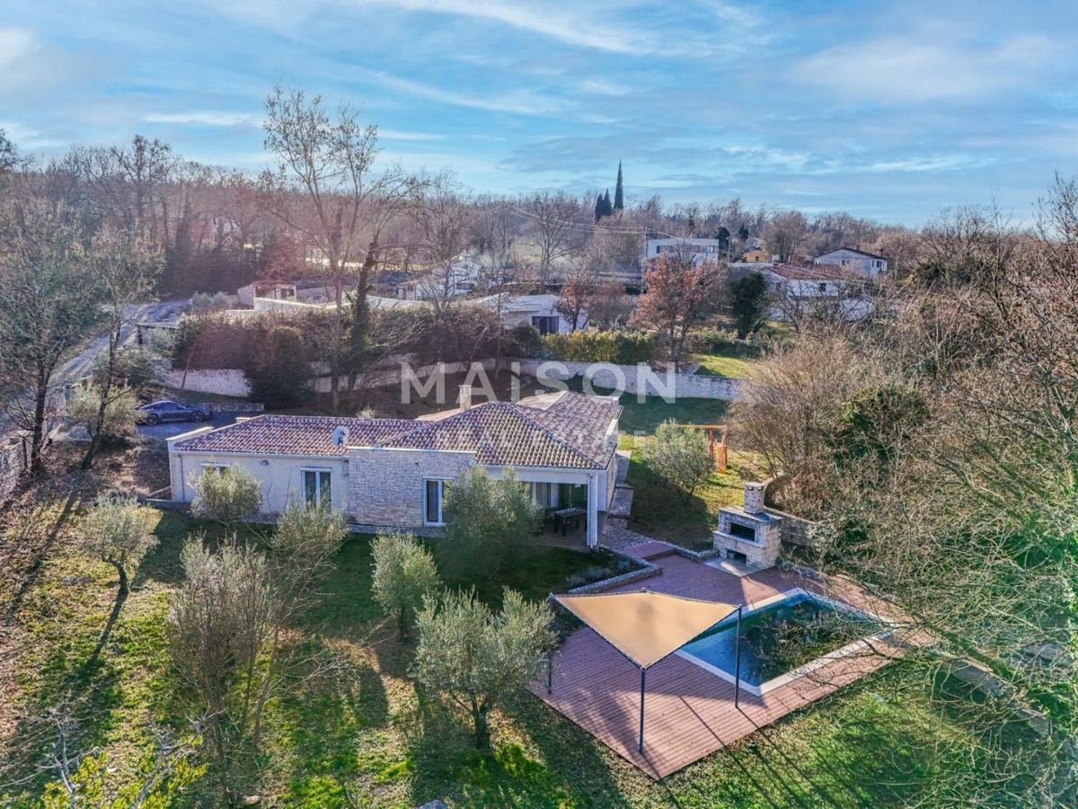 Casa con Piscina nei Dintorni di Albona su un Ampio Terreno