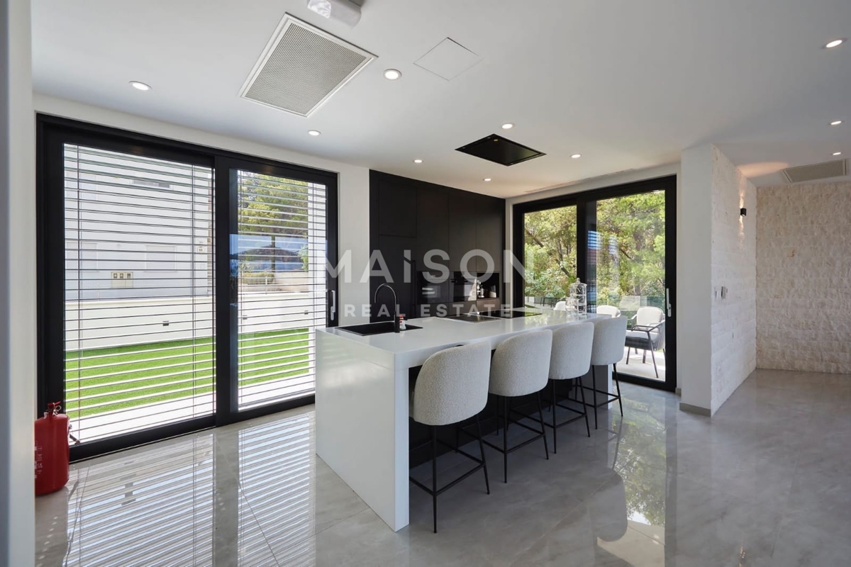 Villa Trogir, 370,09m2