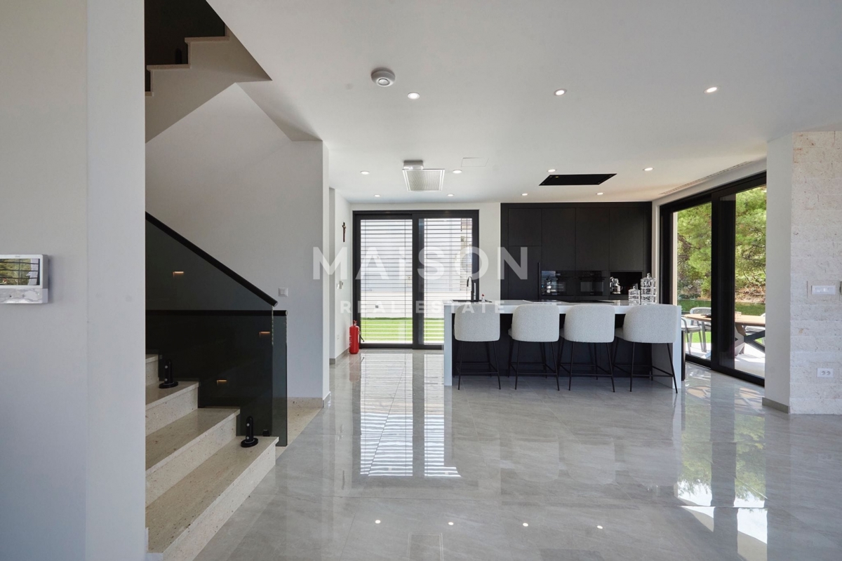 Villa Trogir, 370,09m2