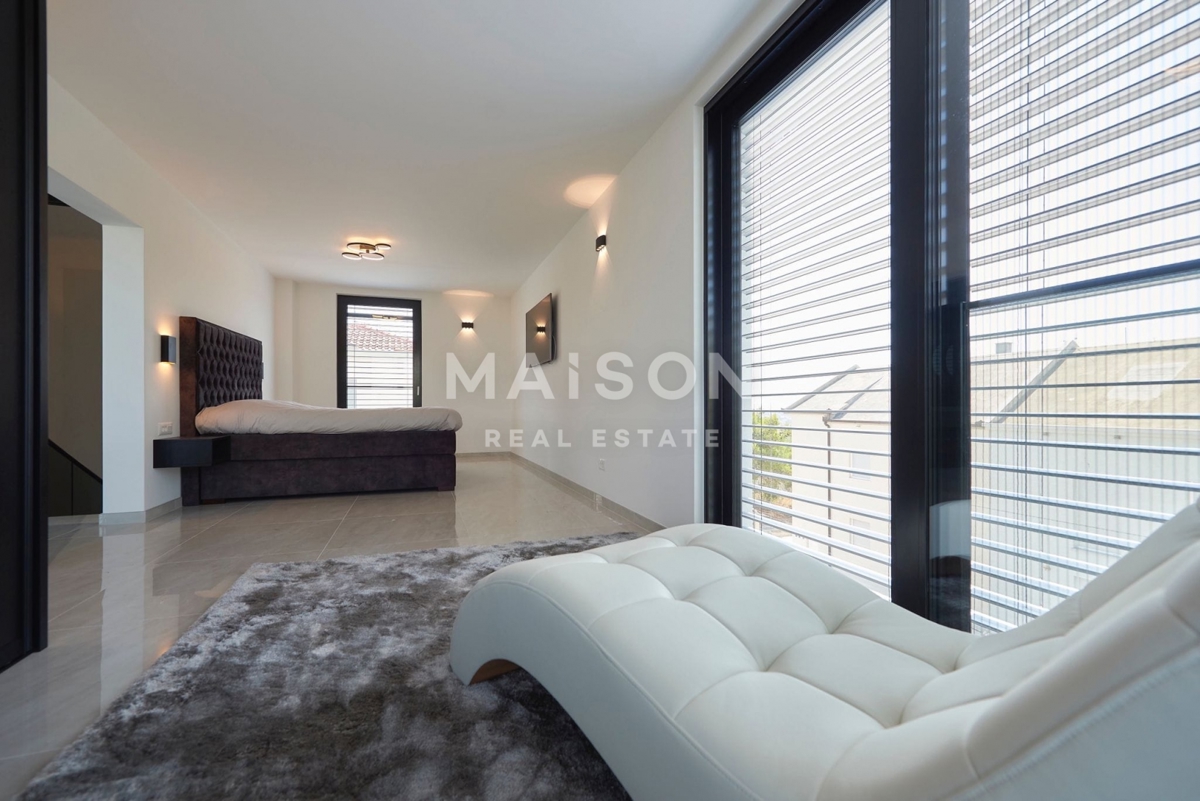 Villa Trogir, 370,09m2