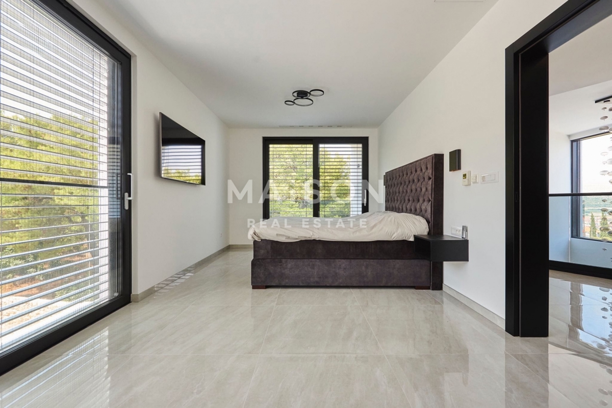 Villa Trogir, 370,09m2