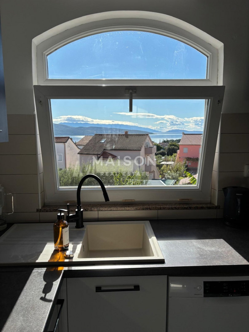 Moderno Appartamento Su Due Livelli con Terrazza sul Tetto e Vista Mare – Città di Krk