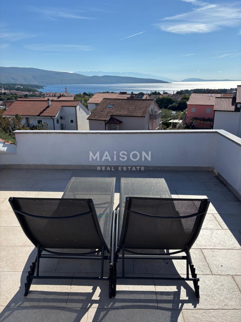 Moderno Appartamento Su Due Livelli con Terrazza sul Tetto e Vista Mare – Città di Krk