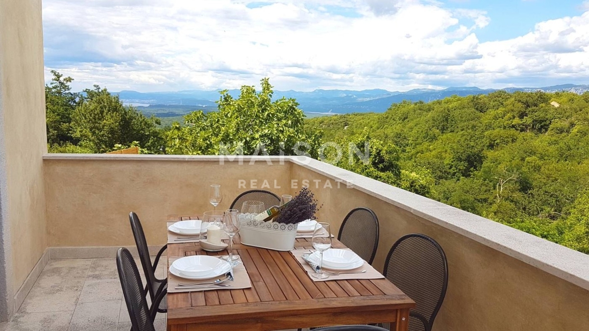 Isola di Krk, casa costiera autentica con ampio giardino