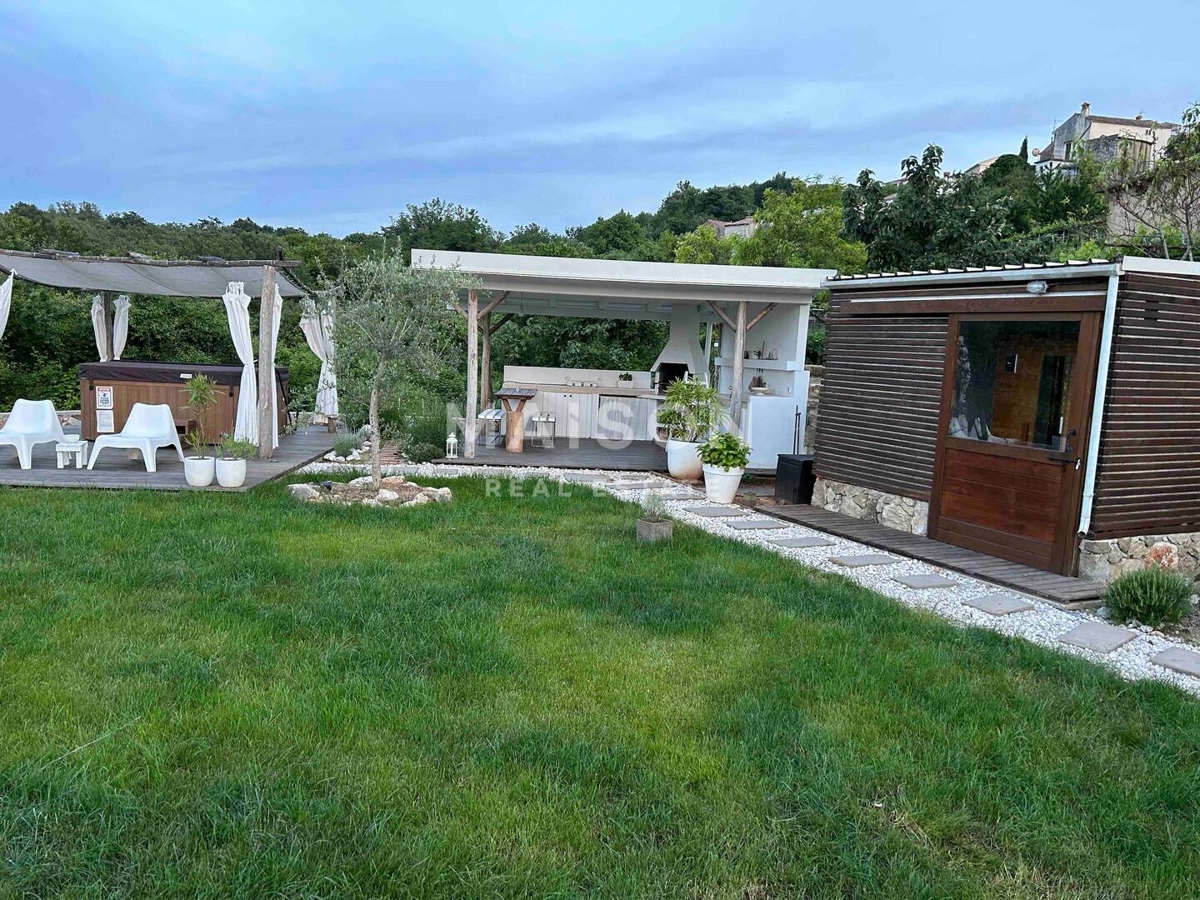 Isola di Krk, casa costiera autentica con ampio giardino