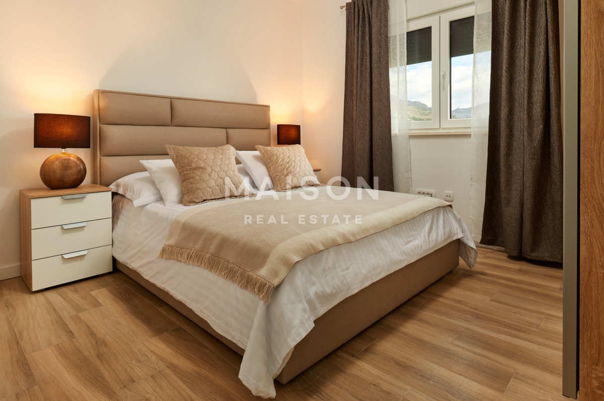 Villa Duće, Dugi Rat, 225m2