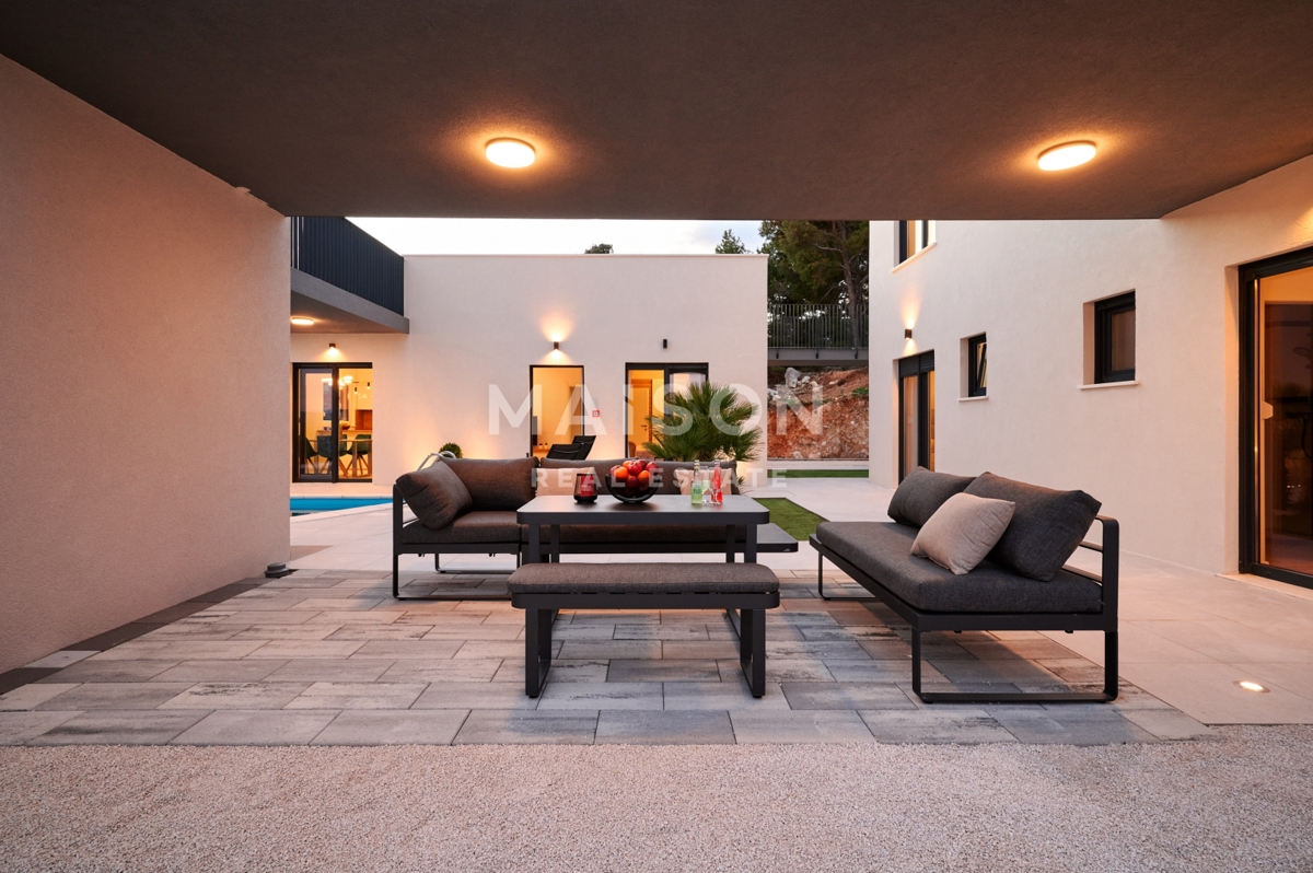 Villa Duće, Dugi Rat, 225m2