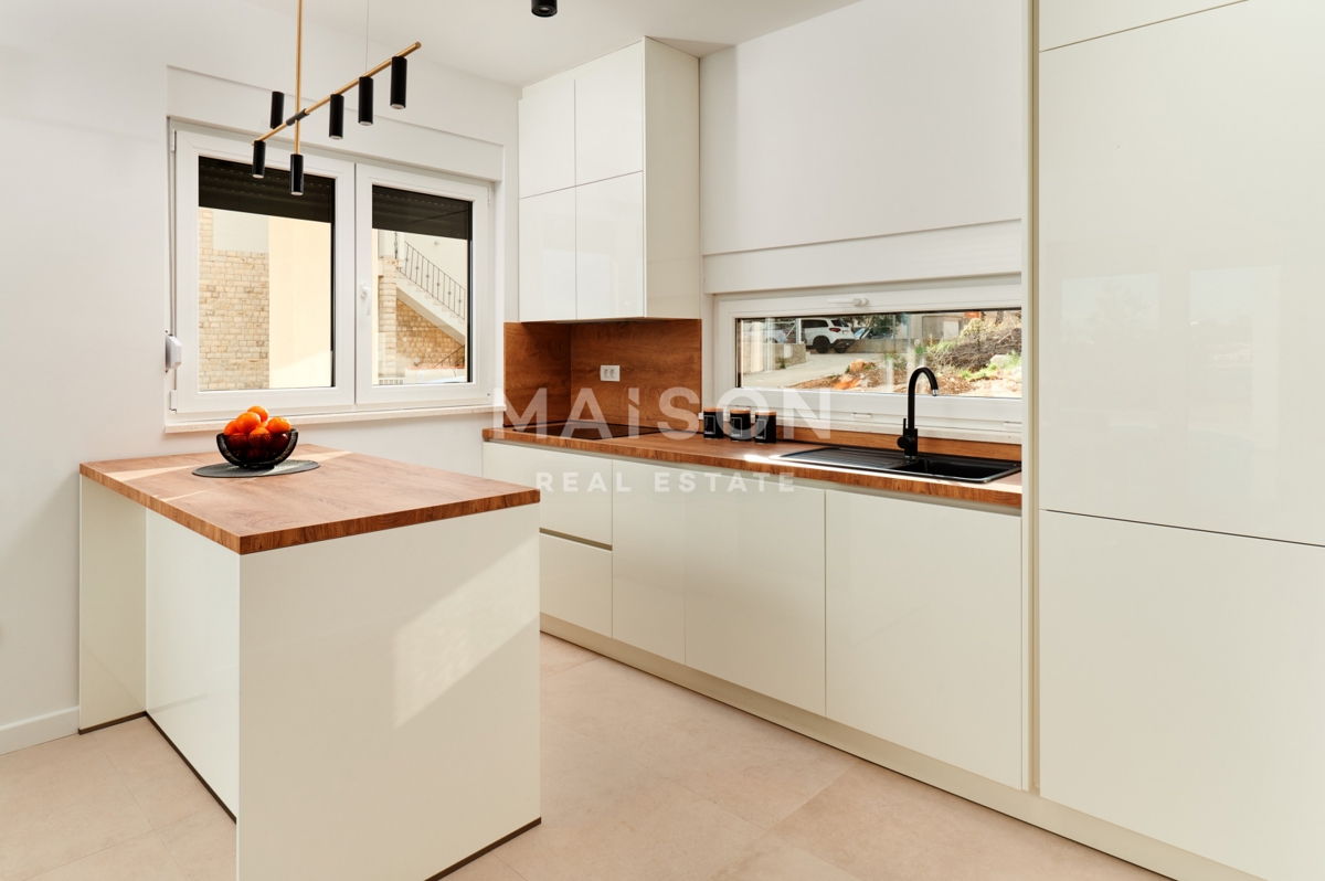 Villa Duće, Dugi Rat, 225m2