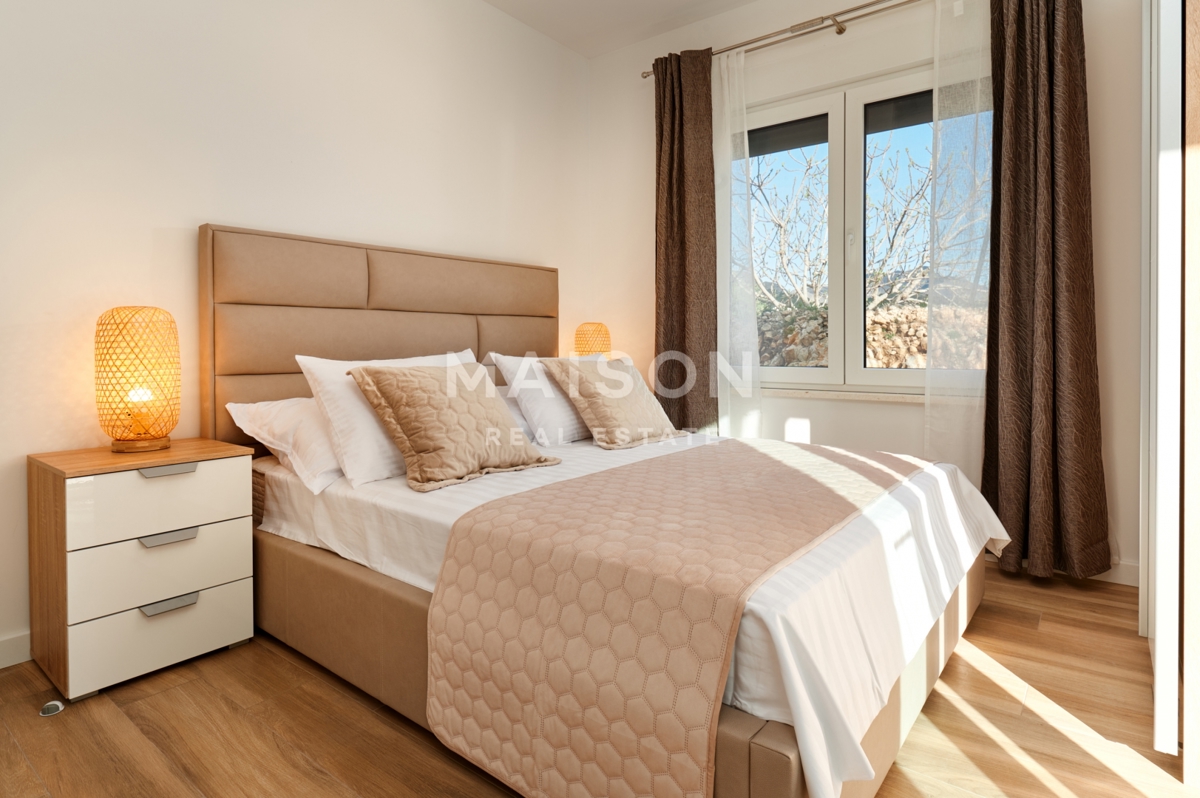 Villa Duće, Dugi Rat, 225m2