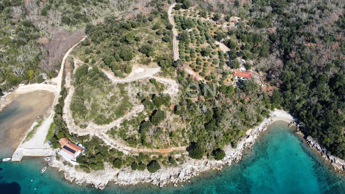 Großes Grundstück in erster Reihe zum Meer – kein Bauland