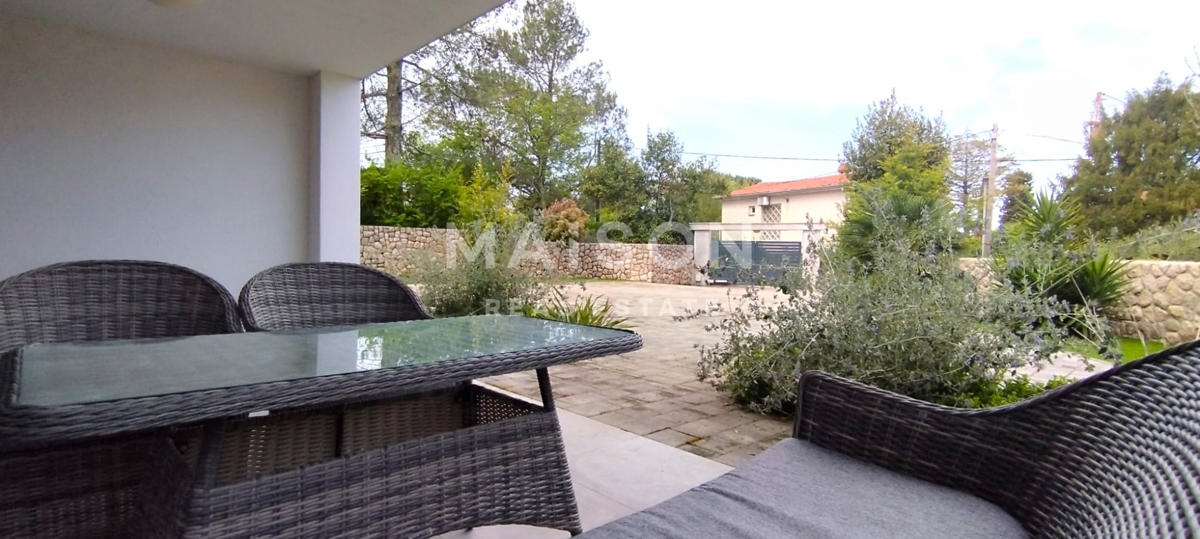 Malinska, appartamento al piano terra con giardino, a 100 m dal mare