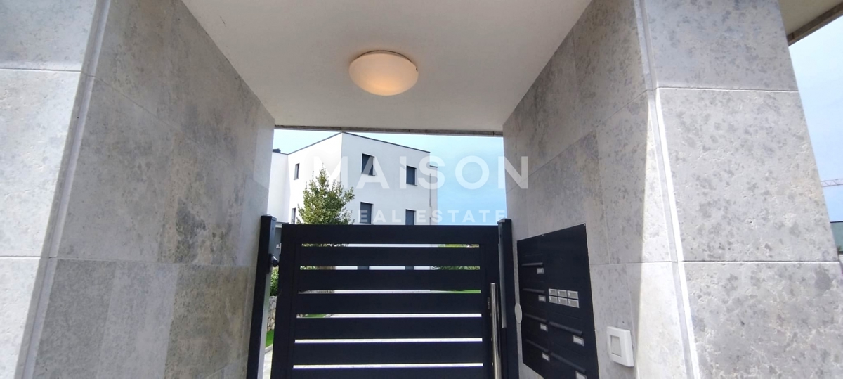 Malinska, appartamento al piano terra con giardino, a 100 m dal mare