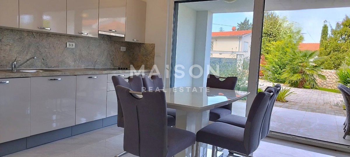 Malinska, appartamento al piano terra con giardino, a 100 m dal mare