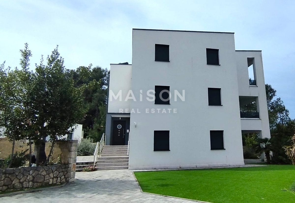 Malinska, appartamento al piano terra con giardino, a 100 m dal mare