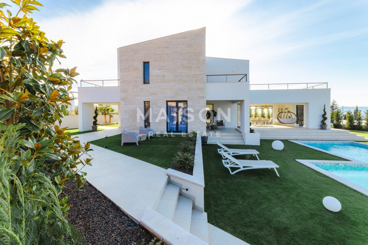 Isola di Krk, Malinska, villa di lusso con vista mare e piscina