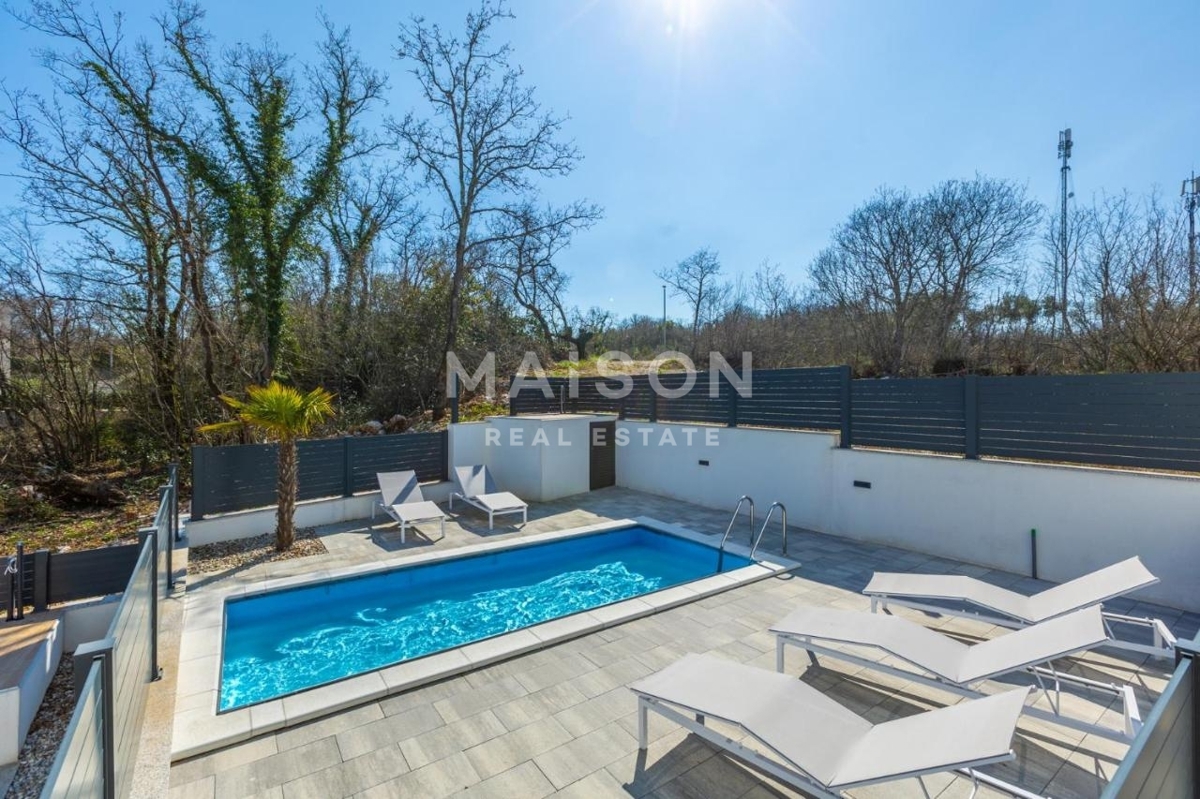 Malinska, Isola di Krk – Appartamento moderno con piscina e vista mare, a soli 300 m dal mare