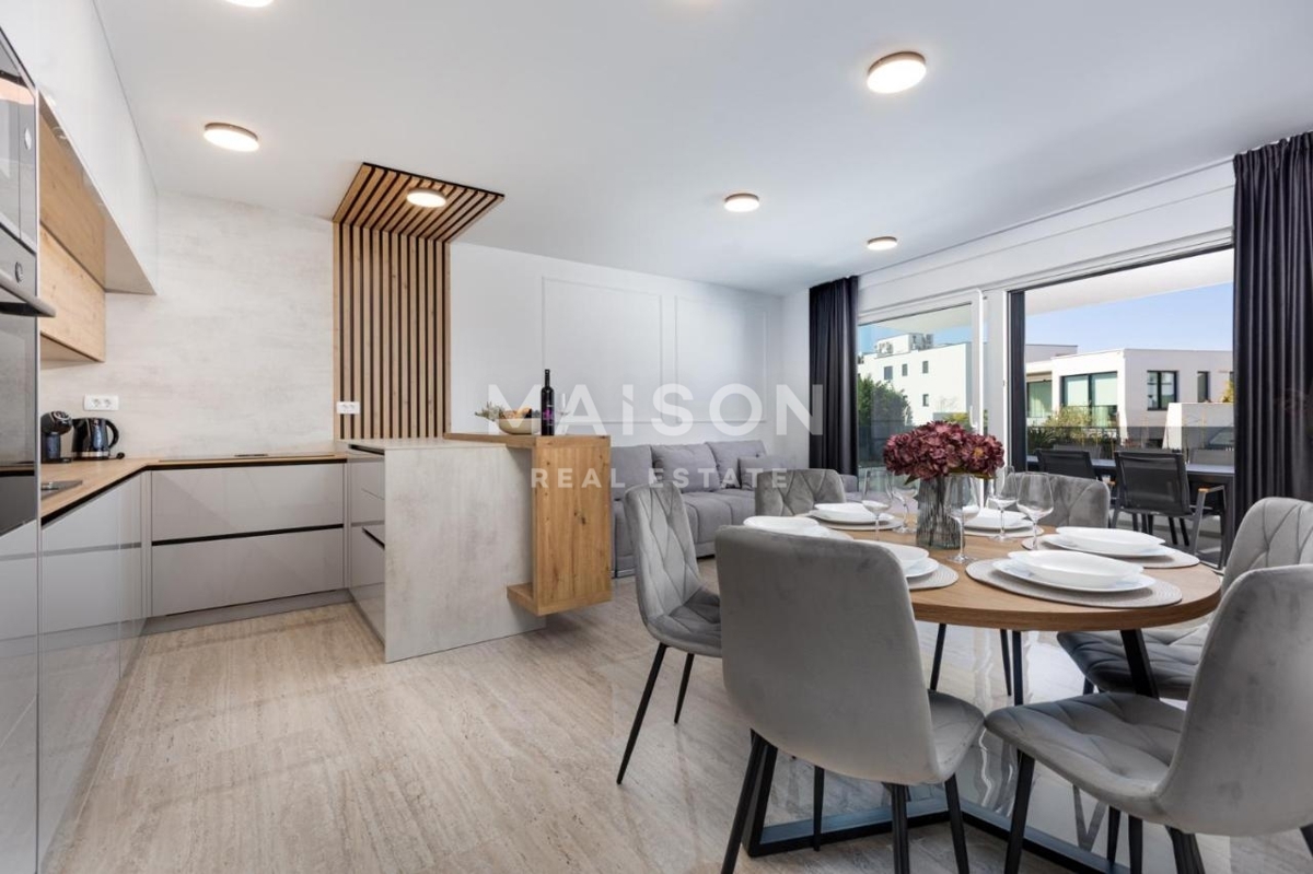 Malinska, Isola di Krk – Appartamento moderno con piscina e vista mare, a soli 300 m dal mare