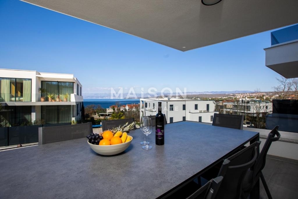 Malinska, Isola di Krk – Appartamento moderno con piscina e vista mare, a soli 300 m dal mare