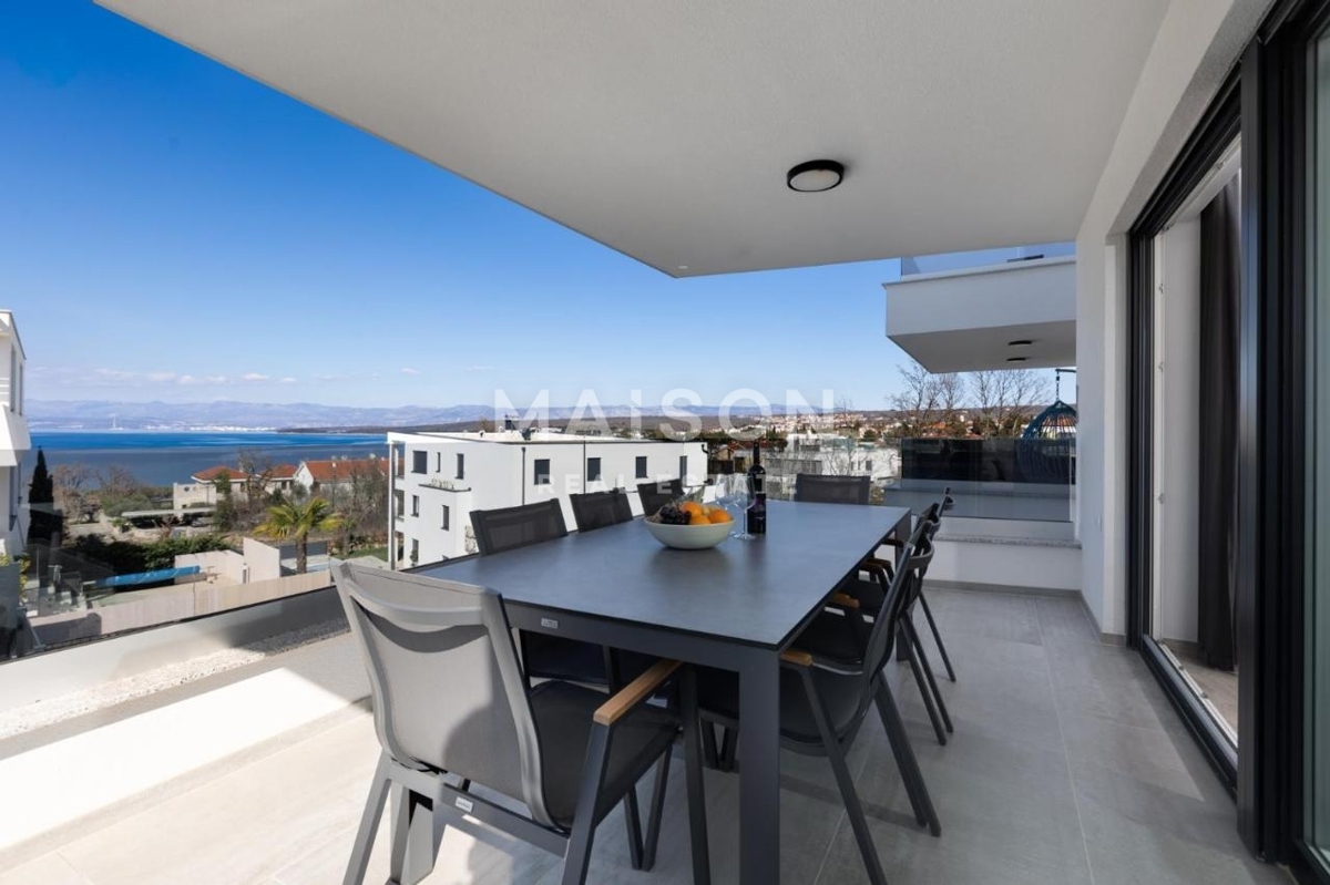 Malinska, Isola di Krk – Appartamento moderno con piscina e vista mare, a soli 300 m dal mare