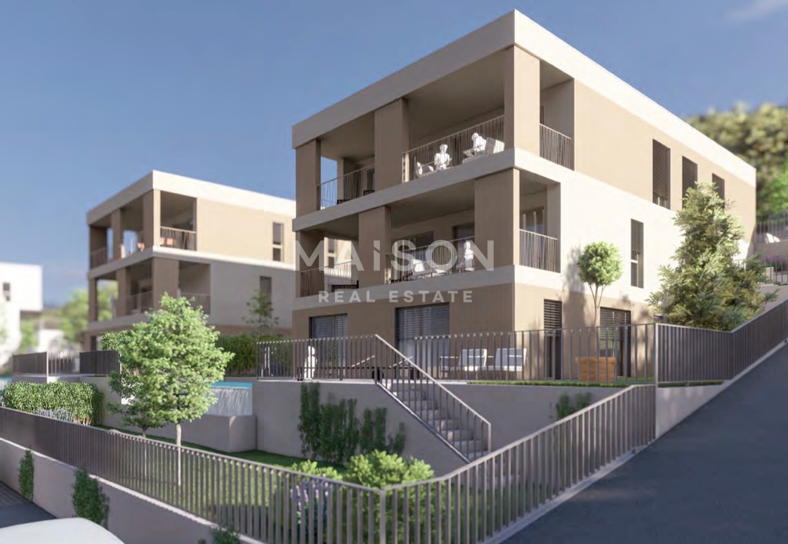 Kostrena, appartamento trilocale con giardino curato e piscina