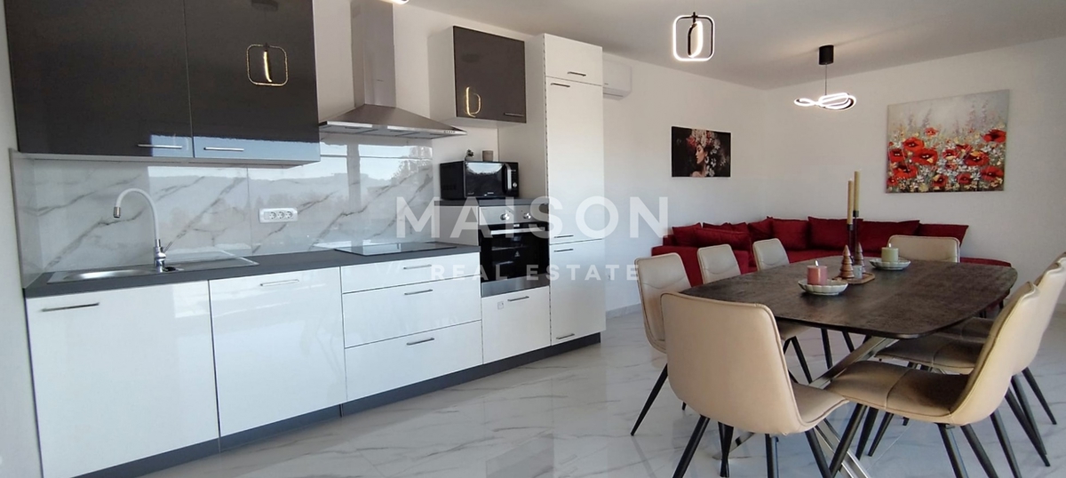 Moderna Casa Bifamiliare con Piscina e Vista Mare – Vicino a Krk