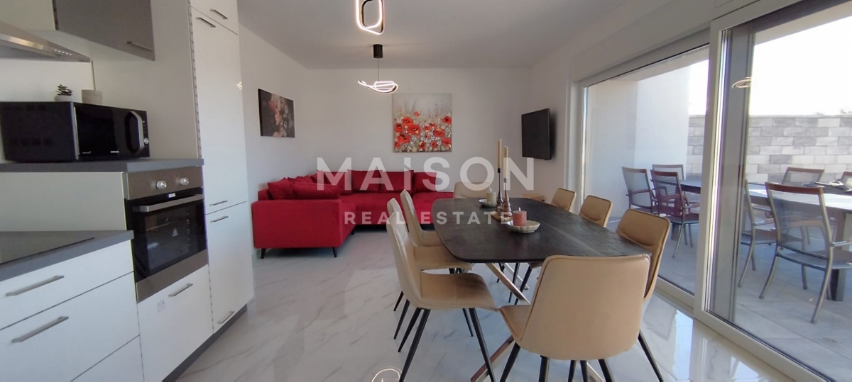 Moderna Casa Bifamiliare con Piscina e Vista Mare – Vicino a Krk