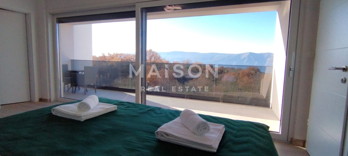 Moderna Casa Bifamiliare con Piscina e Vista Mare – Vicino a Krk