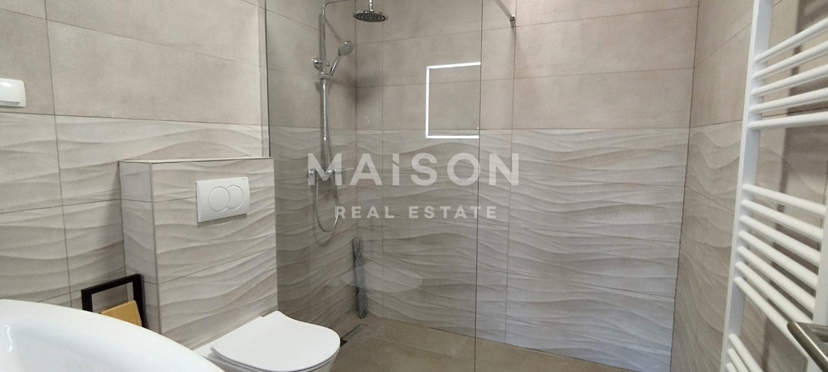 Moderna Casa Bifamiliare con Piscina e Vista Mare – Vicino a Krk