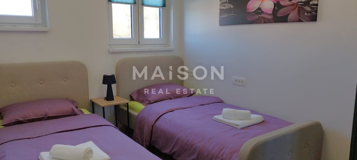 Moderna Casa Bifamiliare con Piscina e Vista Mare – Vicino a Krk