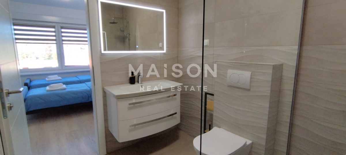 Moderna Casa Bifamiliare con Piscina e Vista Mare – Vicino a Krk