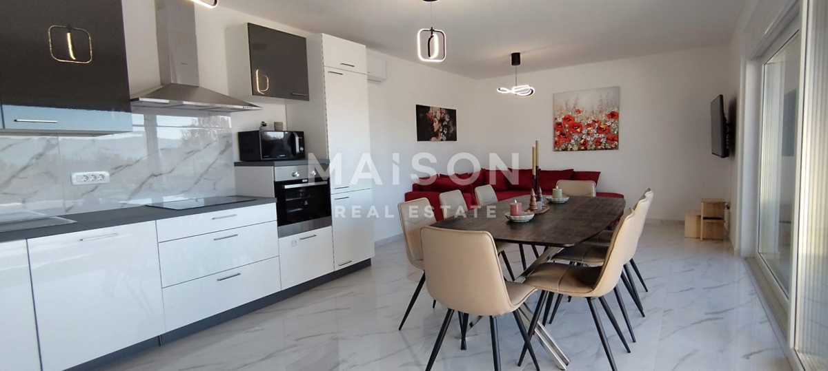 Moderna Casa Bifamiliare con Piscina e Vista Mare – Vicino a Krk