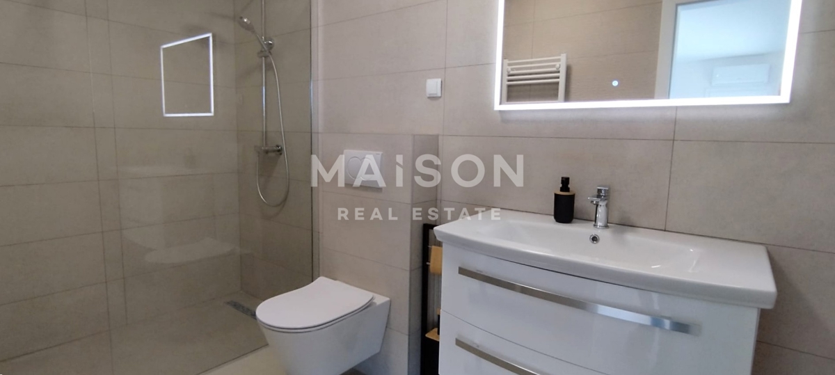 Moderna Casa Bifamiliare con Piscina e Vista Mare – Vicino a Krk