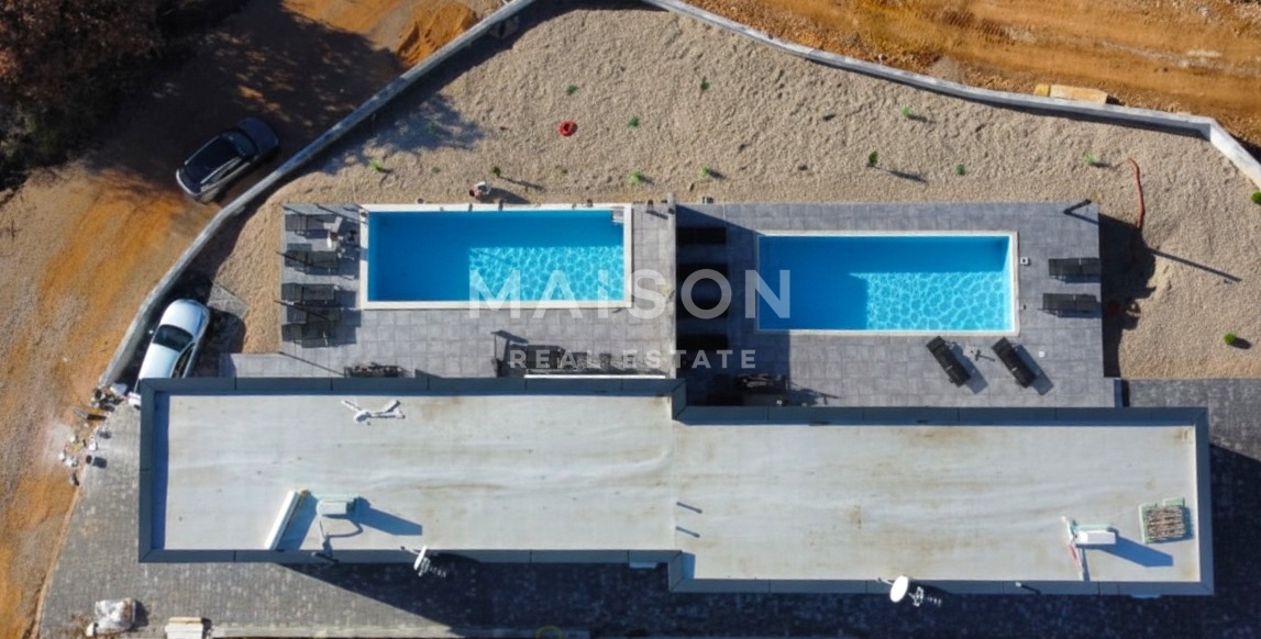 Moderna Casa Bifamiliare con Piscina e Vista Mare – Vicino a Krk