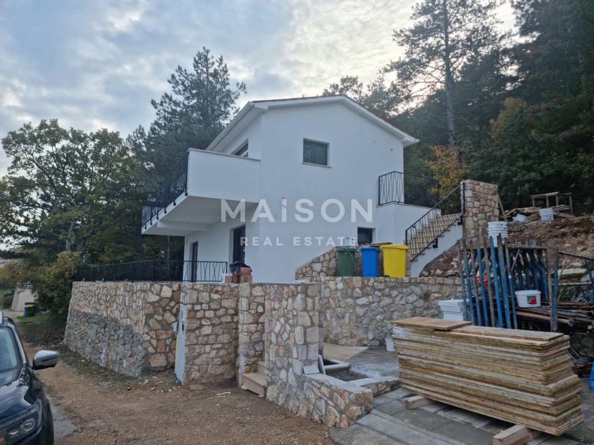Casa Moderna con Piscina, Vista Mare e Ampio Giardino