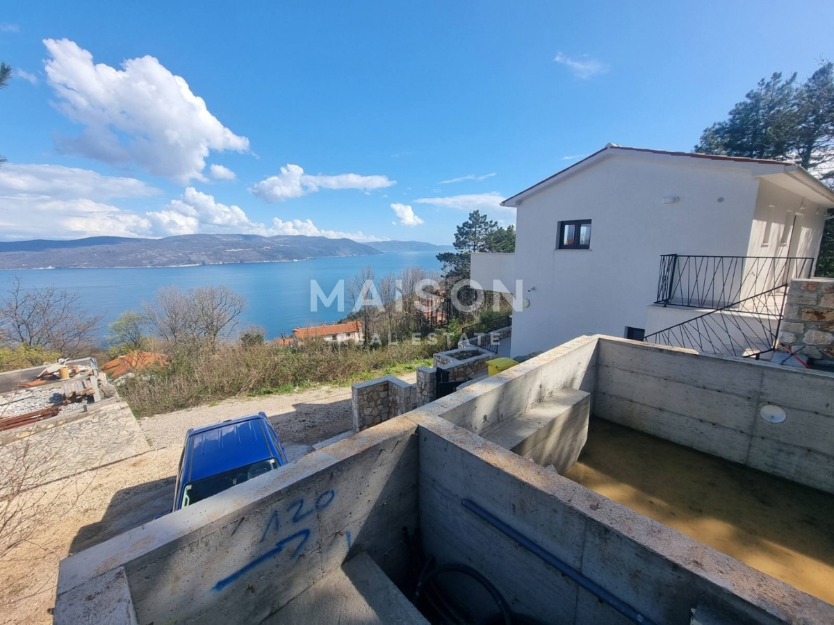 Casa Moderna con Piscina, Vista Mare e Ampio Giardino