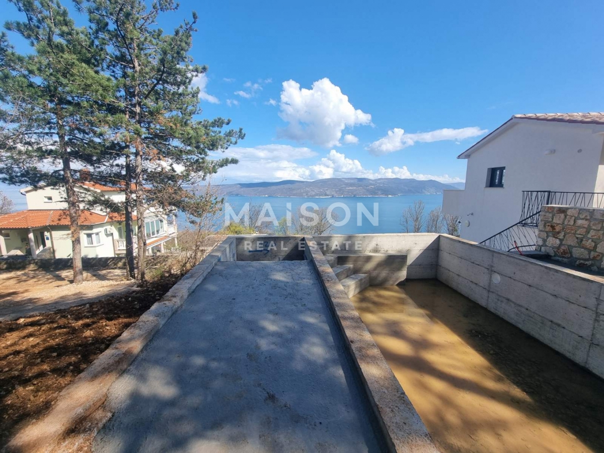 Casa Moderna con Piscina, Vista Mare e Ampio Giardino