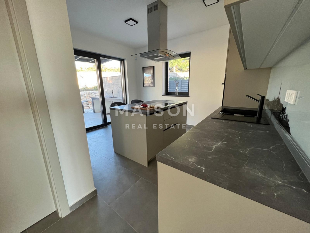 Moderna villa di 208 m² con piscina, materiali di alta qualità – posizione tranquilla