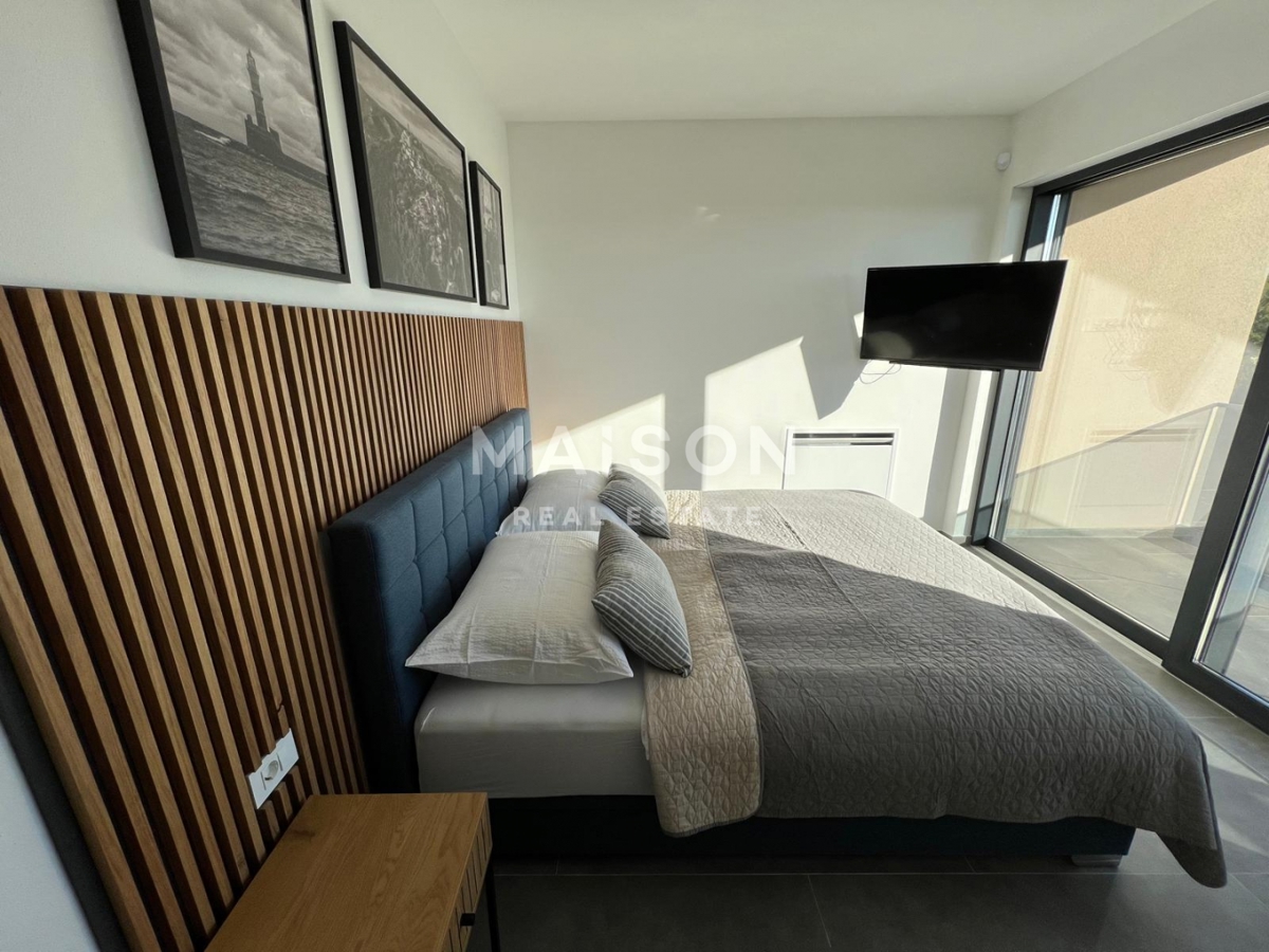 Moderna villa di 208 m² con piscina, materiali di alta qualità – posizione tranquilla