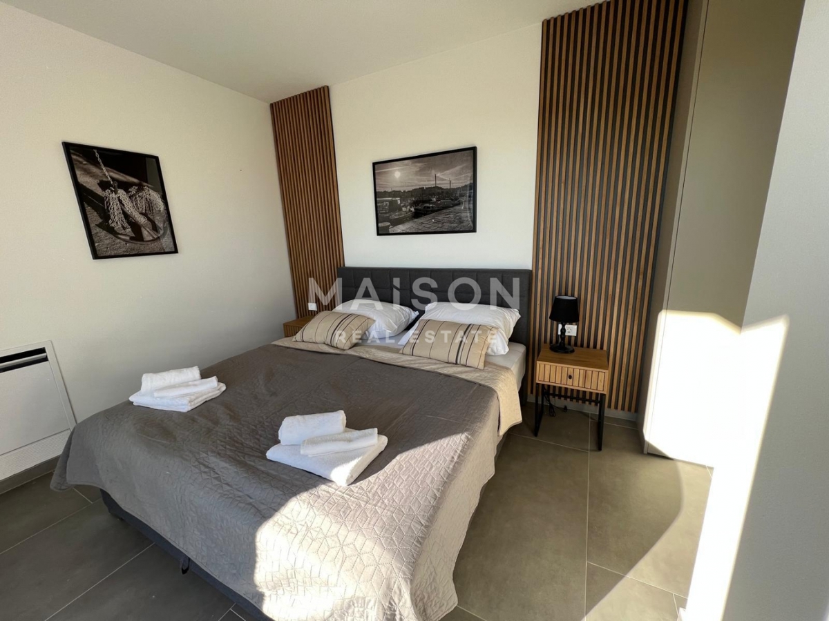 Moderna villa di 208 m² con piscina, materiali di alta qualità – posizione tranquilla